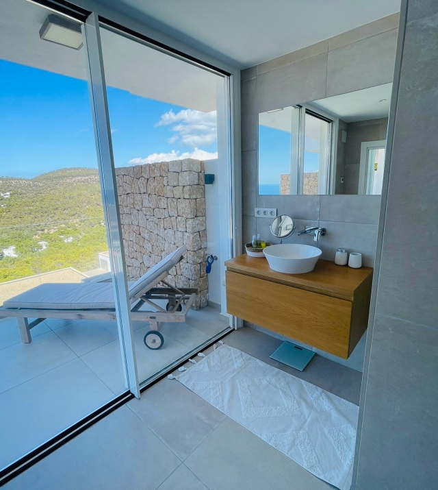 Resa Estates Ibiza for sale koop penthouse Cala Vadella Bathroom Master 4.jpeg